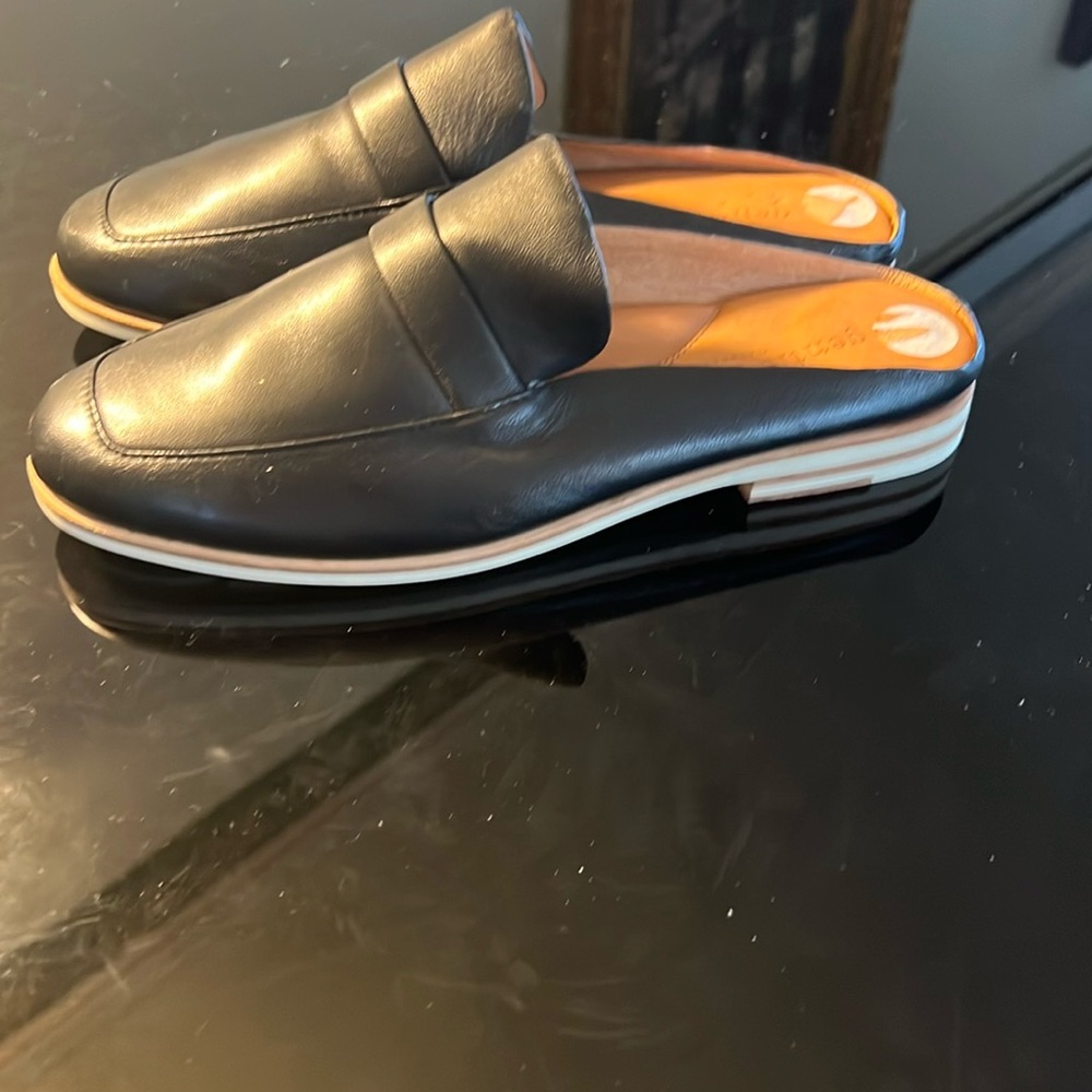 Women’s gentle Souls by Kenneth Coles in Black leather size 9.5.  See below